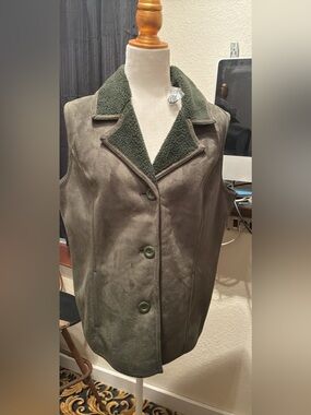 NEW Women’s Olive Green Sherpa-Lined Faux Suede Vest. Size medium. Nice.